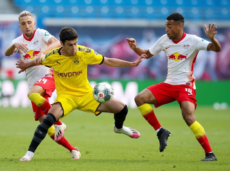 Soccer Football - Bundesliga - RB Leipzig v Borussia Dortmund - Red Bull Arena, Leipzig, Germany - June 20, 2020 Borussia Dortmund's Giovanni Reyna in action with RB Leipzig's Kevin Kampl and Tyler Adams, following the resumption of play behind closed doors after the outbreak of the coronavirus disease (COVID-19) Ronny Hartmann/Pool via REUTERS